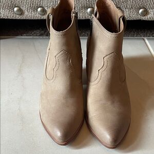 Frye Women's Ankle Boots in Tan size 8.5